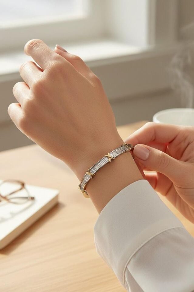 Zirkon Taşlı Baget Su Yolu XOXO Model Kadın Kelepçe Bileklik