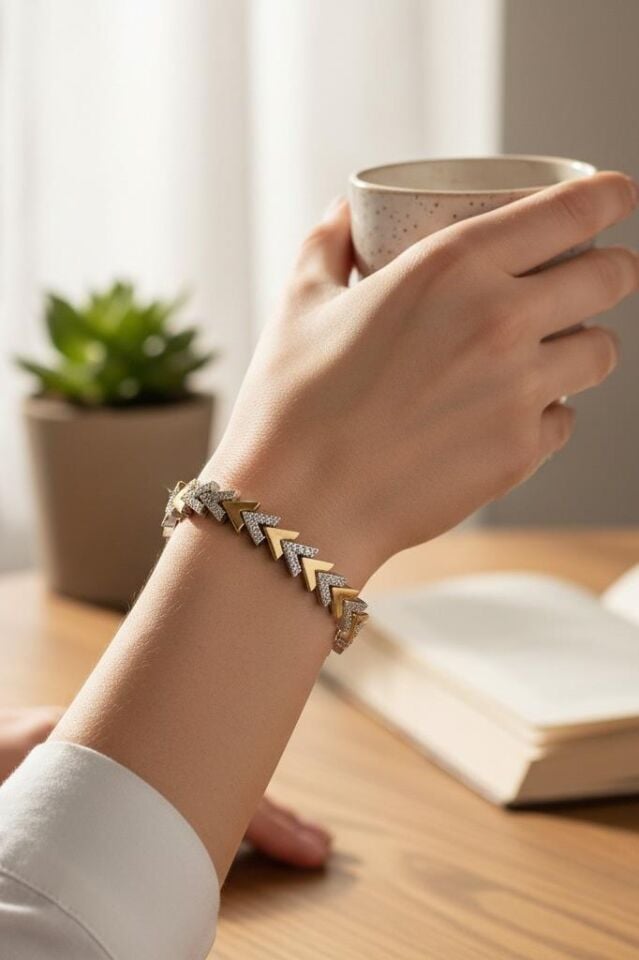 Zirkon Taşlı V Model Altın/Metalik Kadın Bileklik