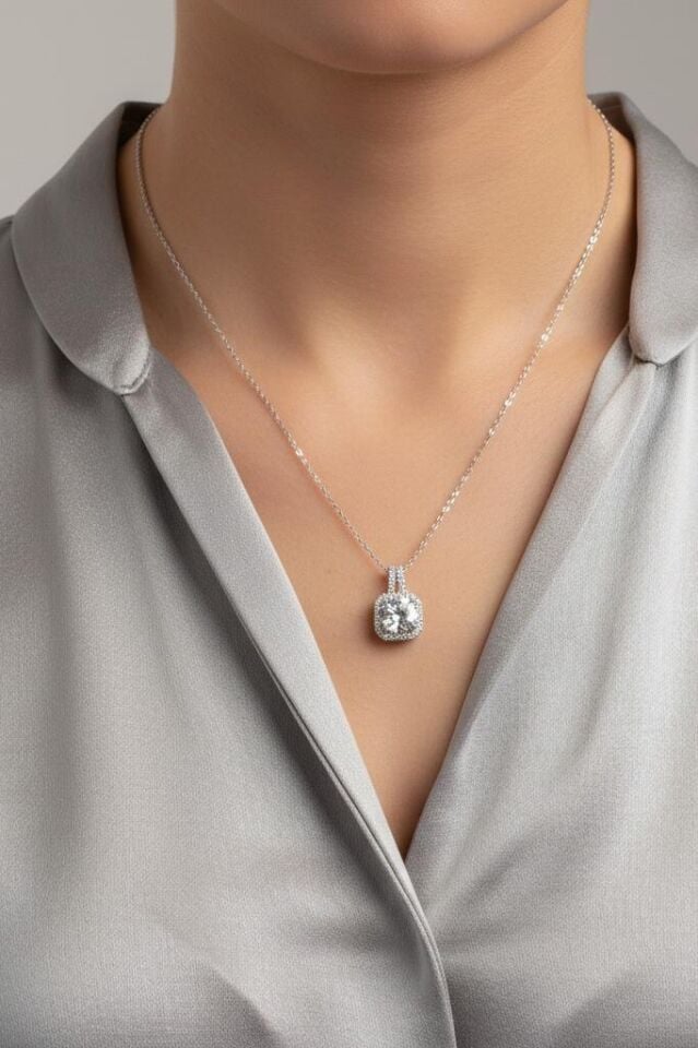 Zirkon Taşlı Kare Model Çelik Kadın Kolye