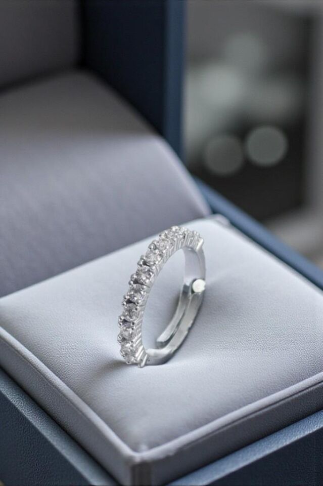 İnce Su Yolu Model Zirkon Taşlı Ayarlanabilir Metalik Kadın Yüzük