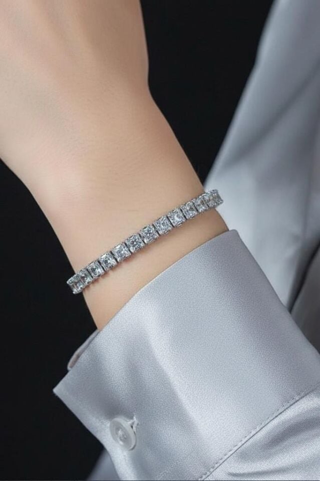 Zirkon Taşlı 4 mm Kare Su Yolu Kadın Bileklik