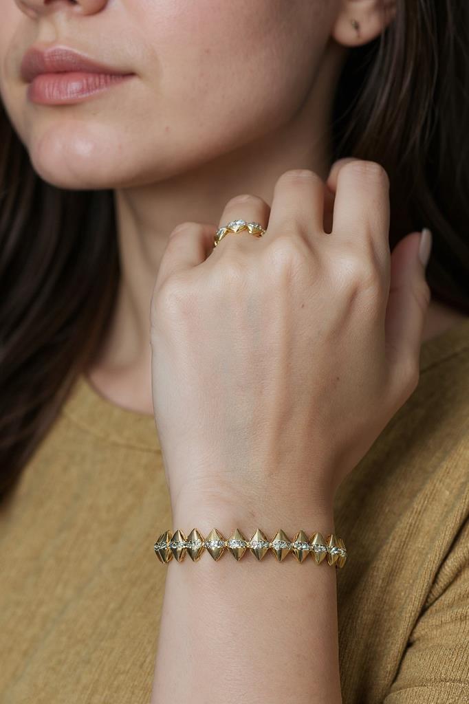 Altın Renkli Modern Piramit Form Detaylı Zarif Kadın Bileklik 17 cm + 2 cm Uzatma