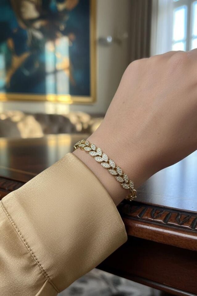 Altın Renkli Yaprak Detaylı Taşlı Kadın Bileklik 17 cm + 2 cm Uzatma
