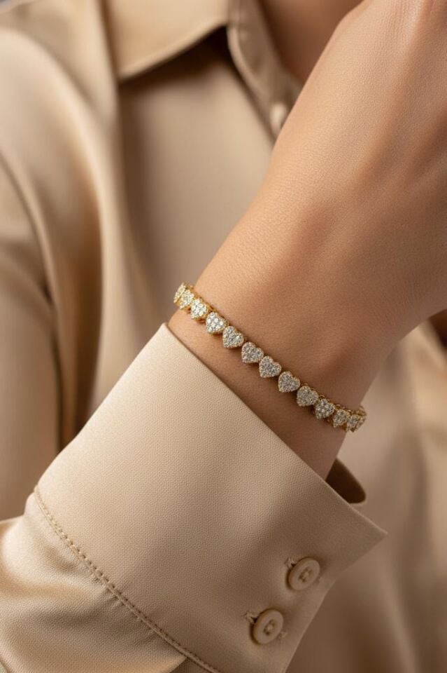 Altın Renkli Kalp Detaylı Taşlı Kadın Bileklik 17,5 cm + 2 cm Uzatma