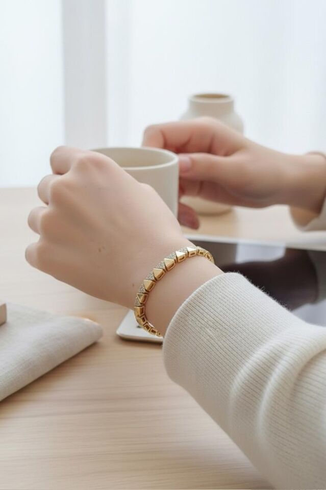 14K VIP Kaplama Üçgen Form Taş Detaylı Geometrik Kadın Bileklik 17+2 cm Ayarlanabilir