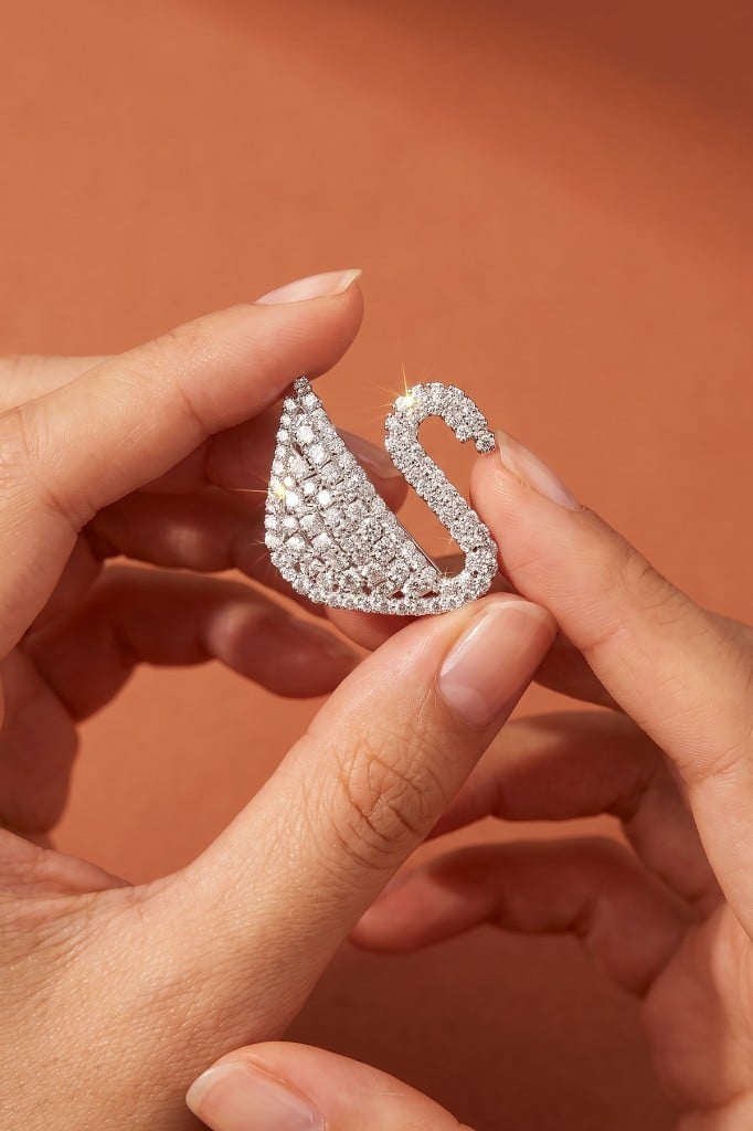Valmont Accessories Kadın Gümüş Renk Kuğu Figürlü Parlak Taşlı Zarif Ceket Yaka, Çanta, Elbise Broşu
