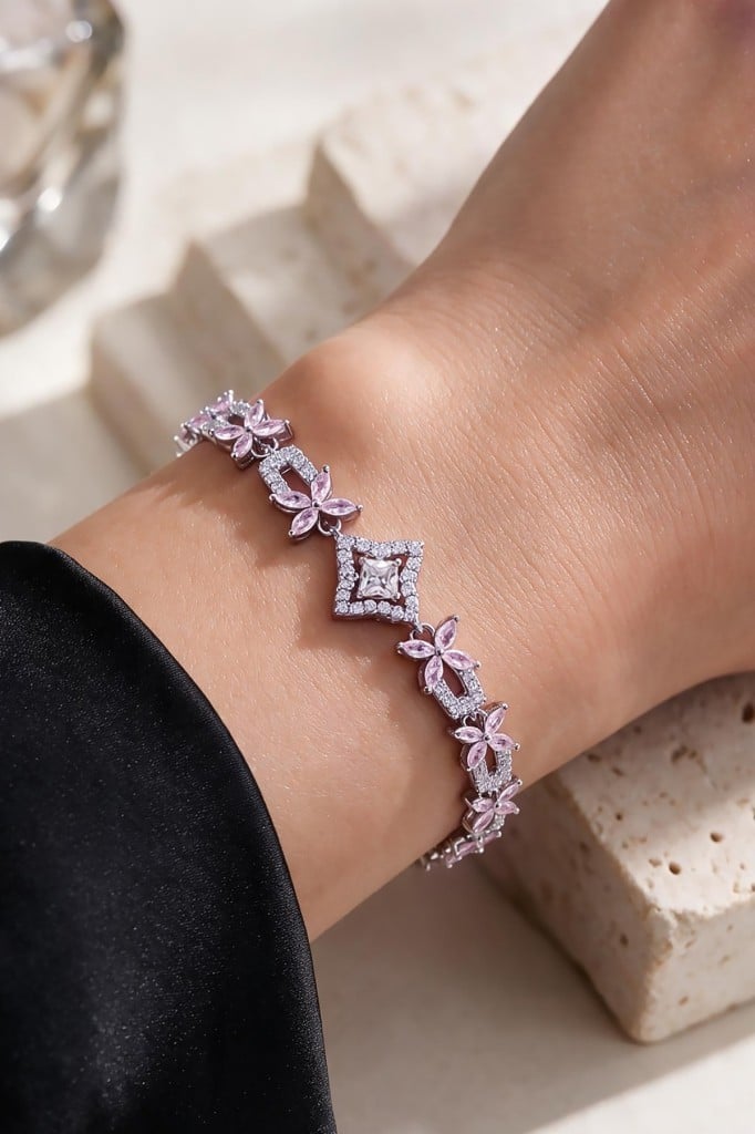 Valmont Accessories Pembe Çiçek ve Kare Motifli Gümüş Renk 17,5 + 2 cm Ayarlanabilir Kadın Bileklik