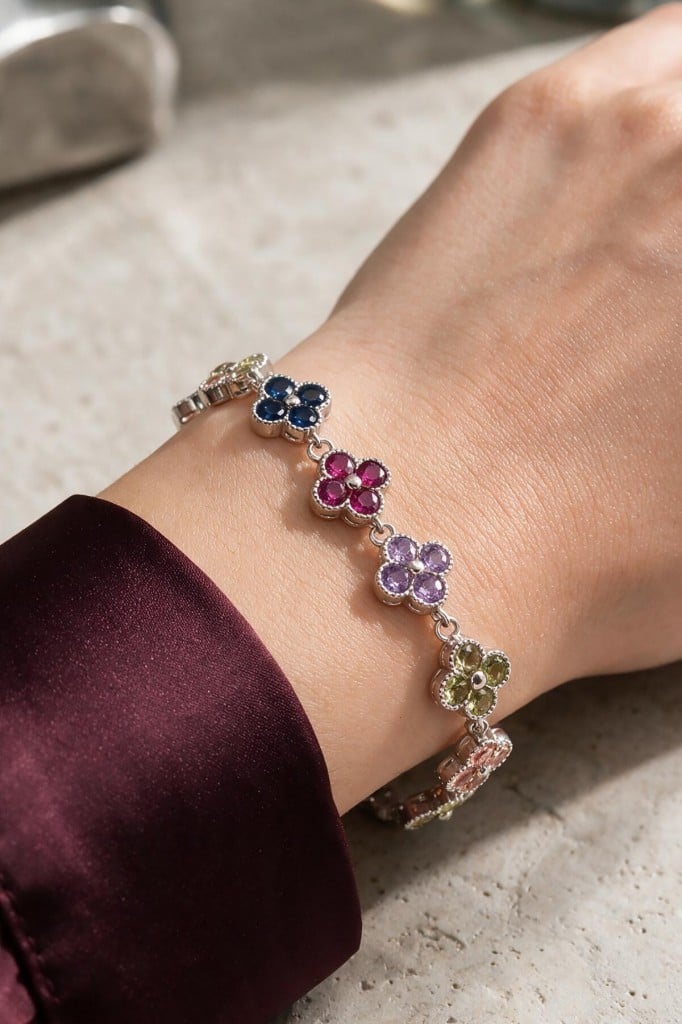 Valmont Accessories Renkli Kristal Taşlı Dört Yapraklı Çiçek Motifli 18+2 cm Ayarlanabilir Kadın Bileklik